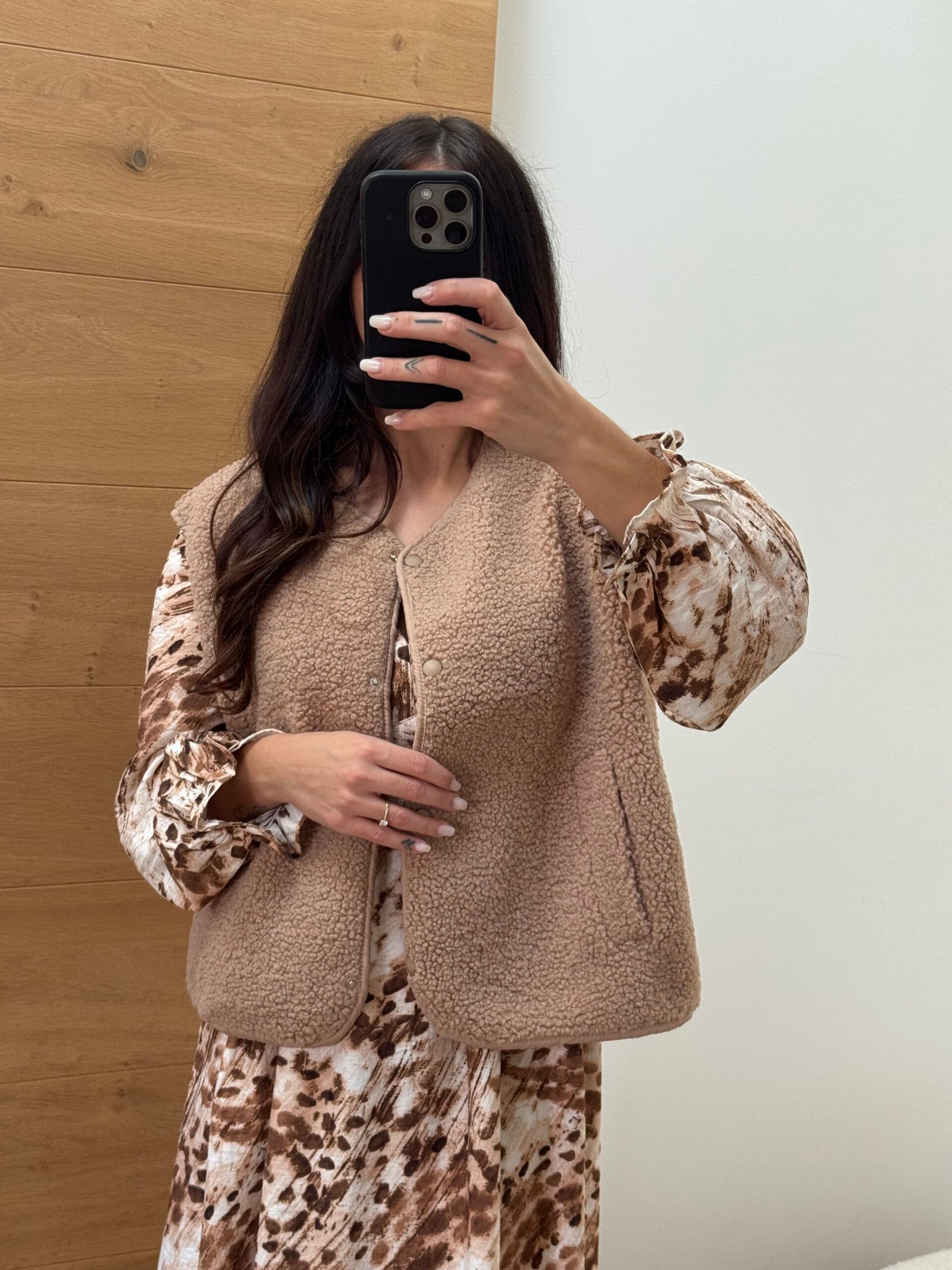 Aspen - Gilet sans manches effet peau de mouton avec liseré – Image 3