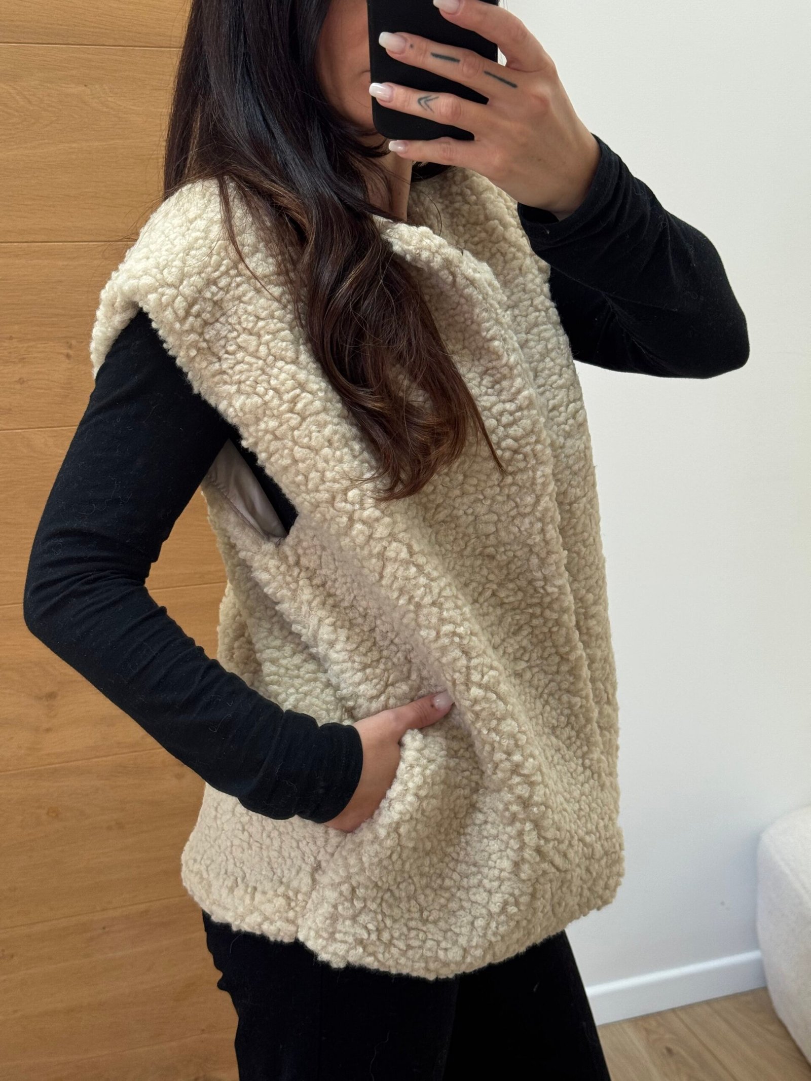 Tara - Veste sans manche effet peau de mouton Beige – Image 2