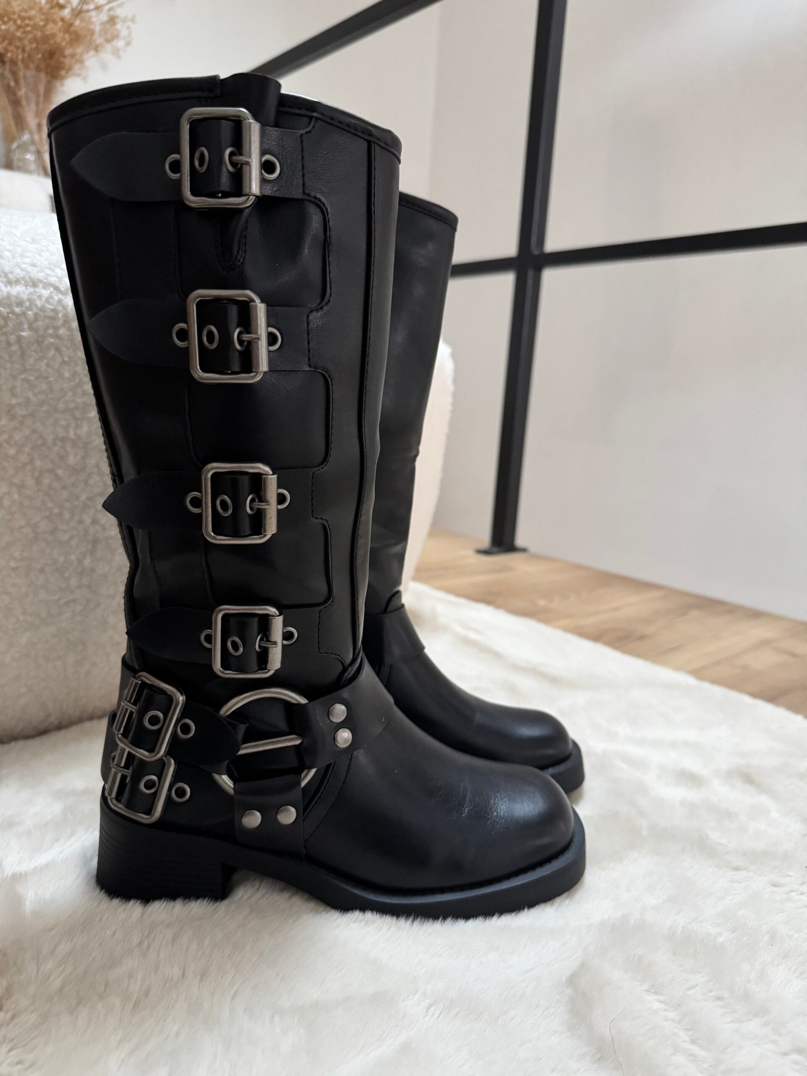 Ella - Bottes avec boucles en simili Noir – Image 4