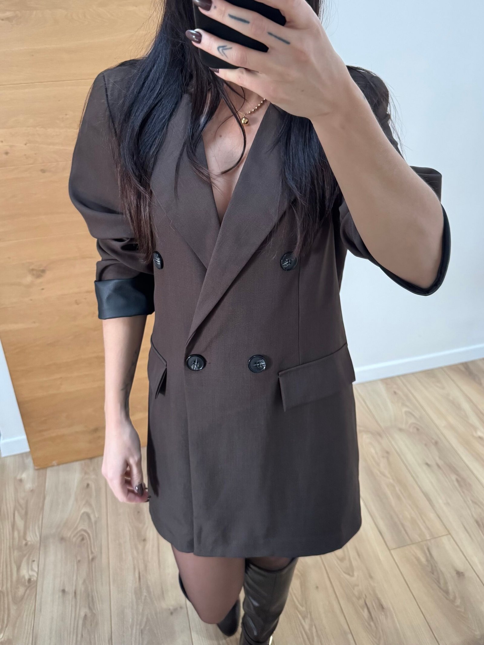 Salomé - Veste blazer oversize détail similicuir aux poignets Chocolat – Image 4