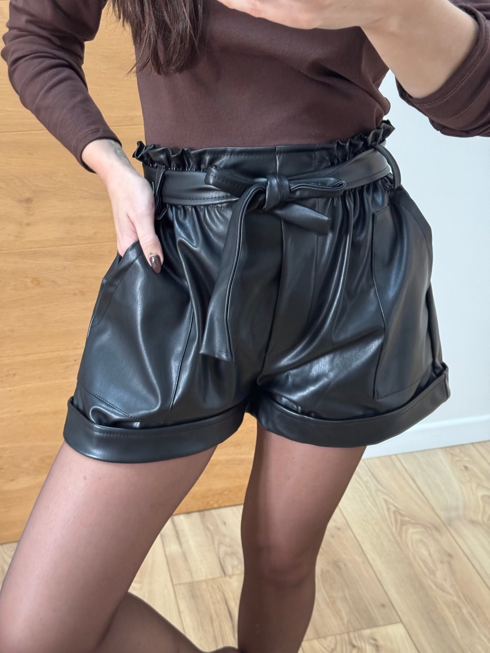 Ivy - Short noir en similicuir noué à la taille