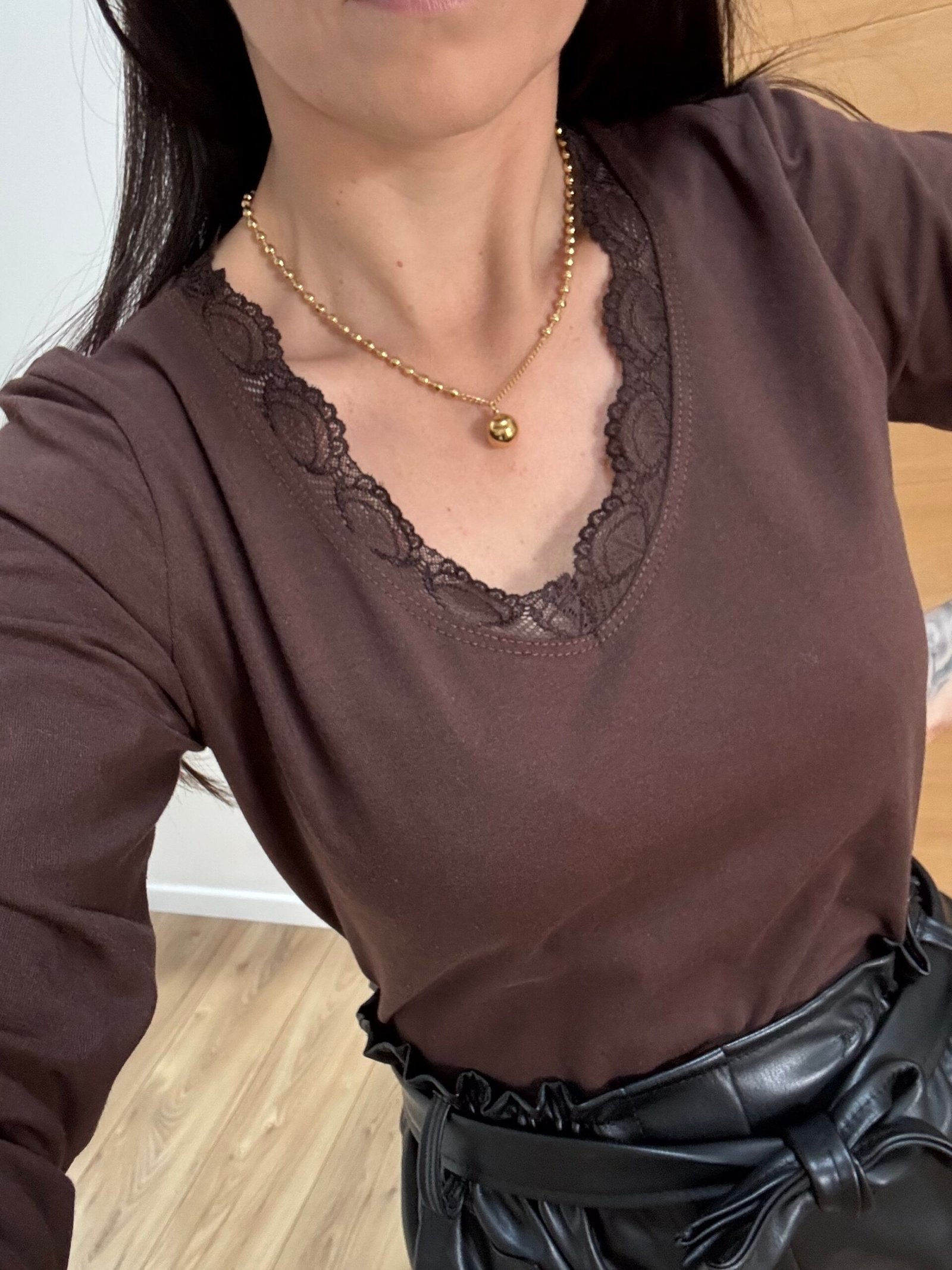 Aiyana - Collier avec sphère en acier inoxydable Doré – Image 5