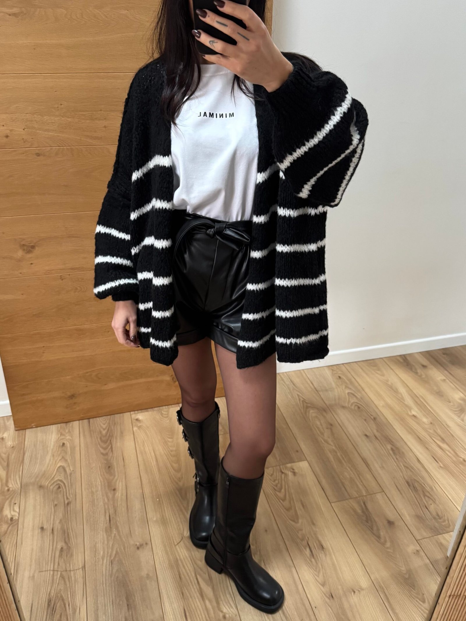 Ivy - Short noir en similicuir noué à la taille – Image 4