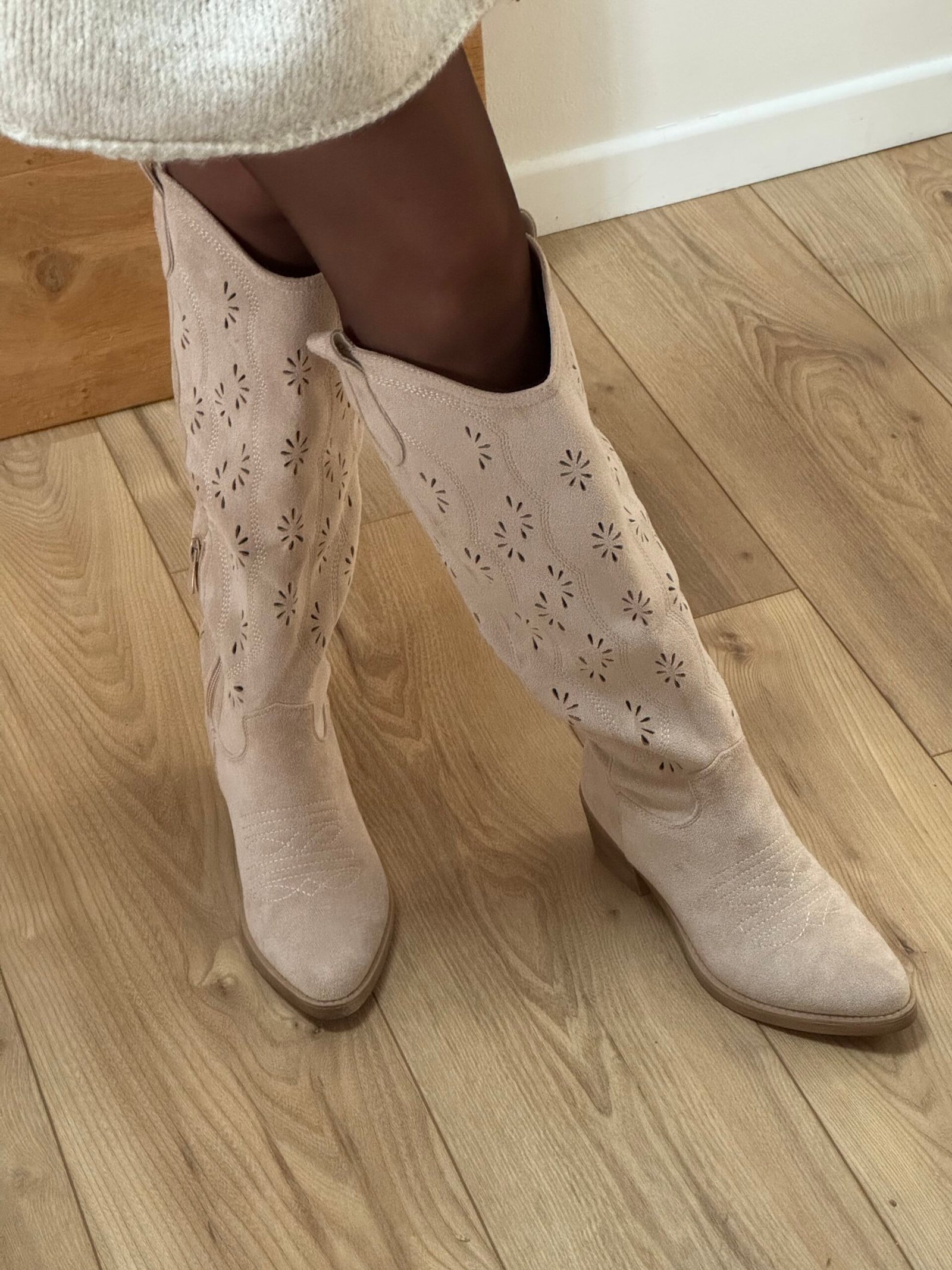Soléa - Bottes santiags en daim à détails Beige – Image 4
