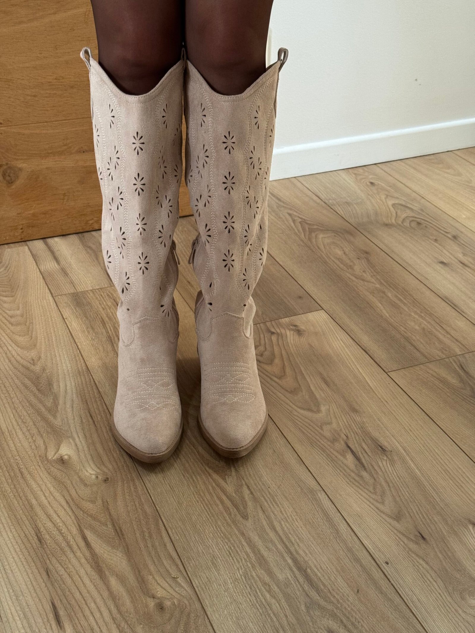 Soléa - Bottes santiags en daim à détails Beige – Image 6