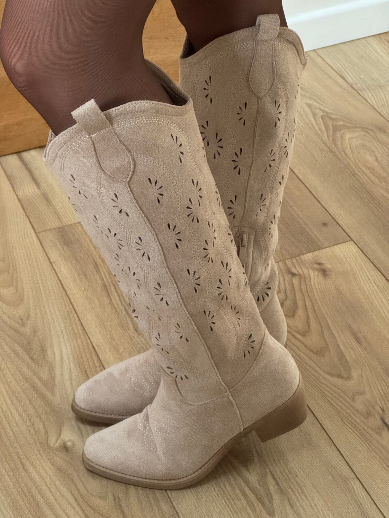 Soléa - Bottes santiags en daim à détails Beige – Image 2