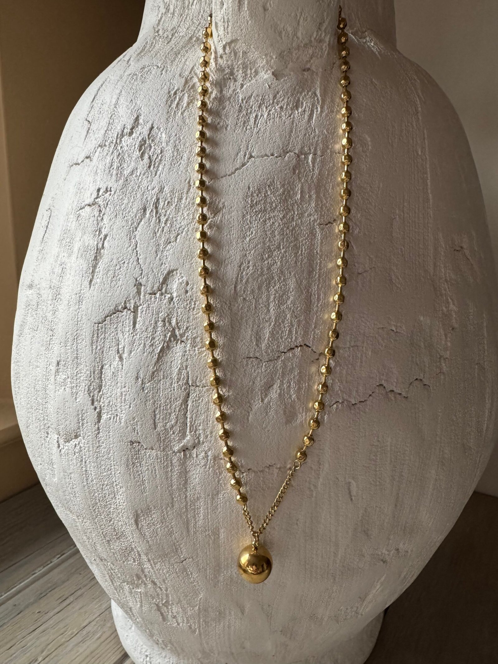 Aiyana - Collier avec sphère en acier inoxydable Doré – Image 4