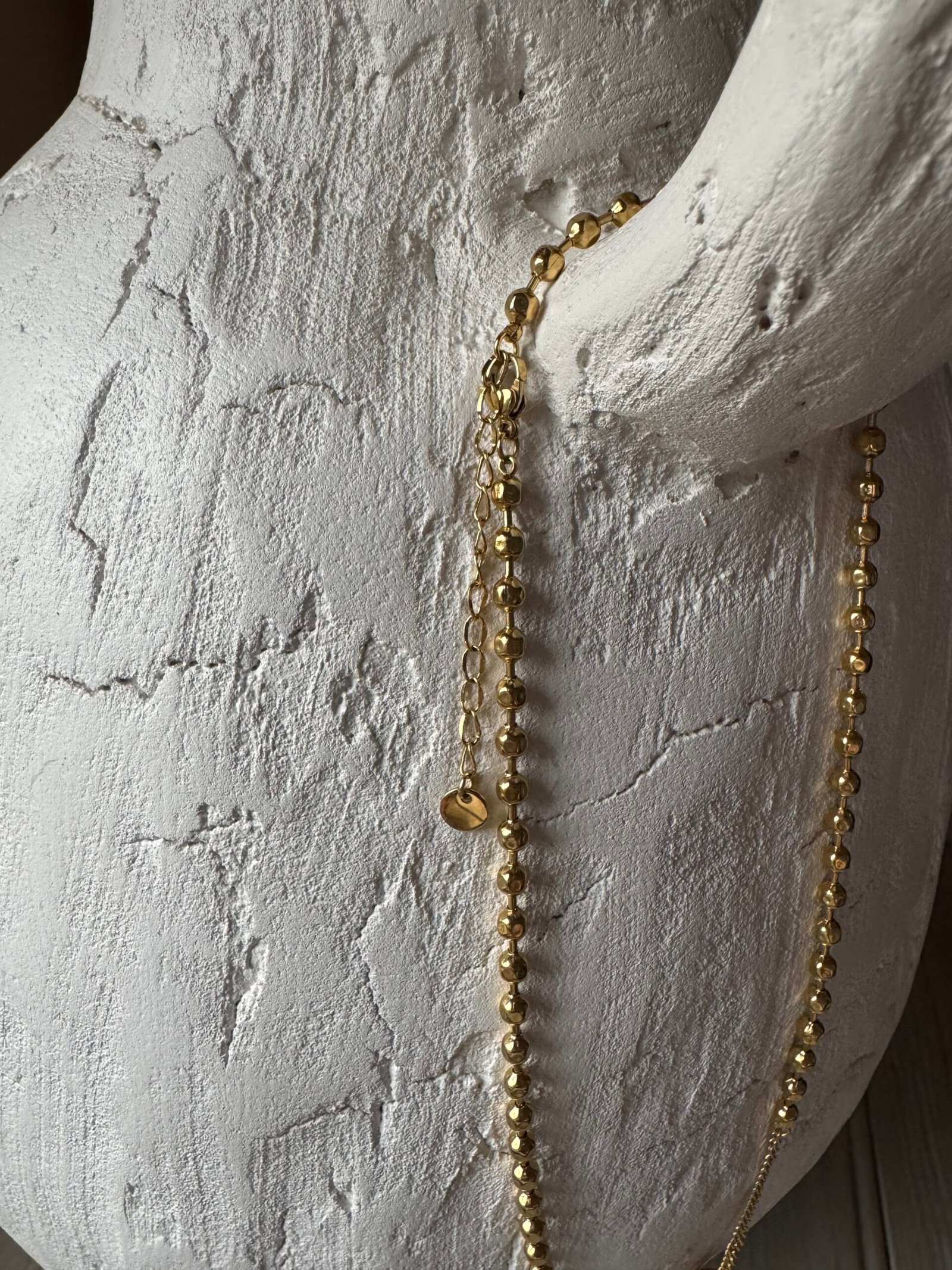 Aiyana - Collier avec sphère en acier inoxydable Doré – Image 2